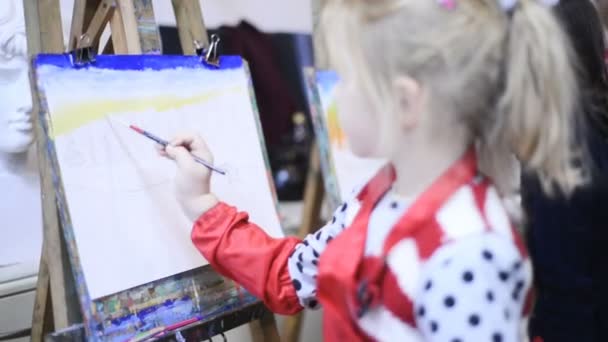 Bambina in classe disegno quadro — Video Stock