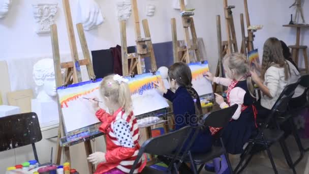 Meninas na aula de desenho — Vídeo de Stock