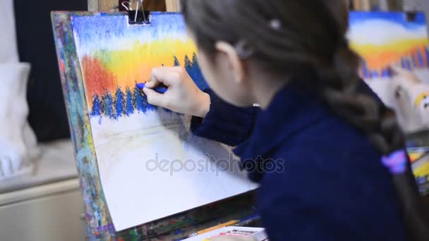 Klein meisje in de klas tekening van foto — Stockvideo