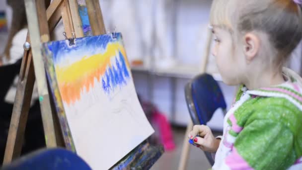 Bambina in classe disegno quadro — Video Stock