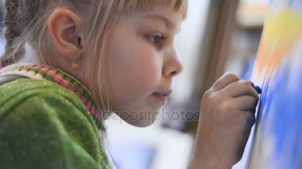 Маленькая девочка в классе рисунок — стоковое видео