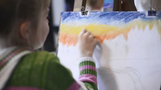 Маленькая девочка в классе рисунок — стоковое видео