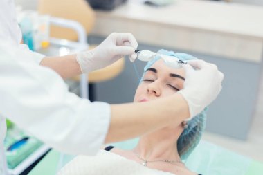 Şevval Özçelik Güzellik koruyucu gözlük hastaya koyar.