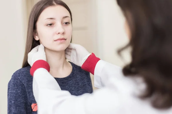 Médico está examinando el cuello del paciente — Foto de Stock