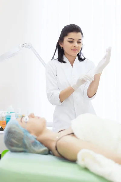 Médico esteticista y paciente femenino — Foto de Stock