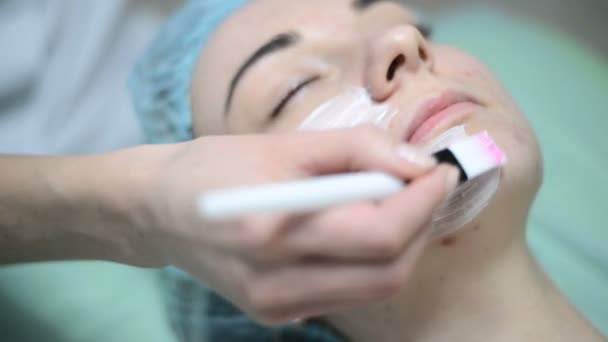 Aplicação de máscara facial de barro — Vídeo de Stock