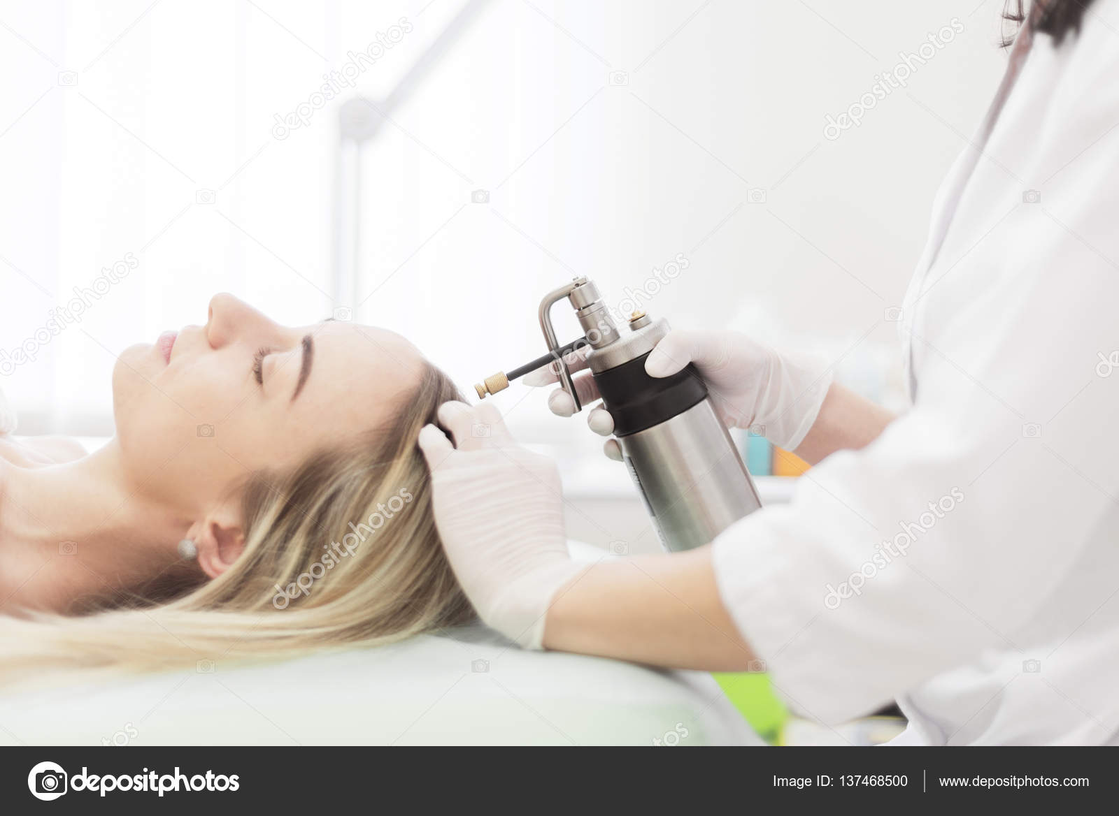 Liquid nitrogen cryotherapy procedure — Stock Photo © victorvice 137468500