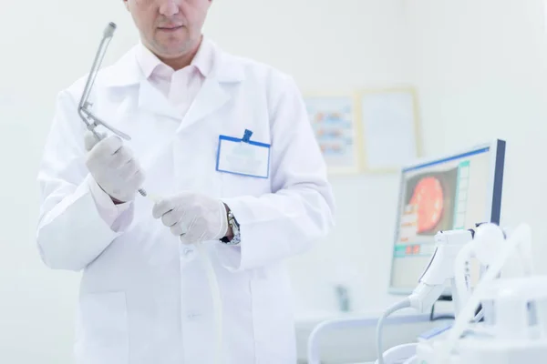 Proctologista segurando Ligador hemorroidal — Fotografia de Stock