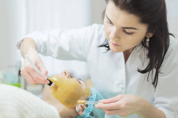 Aplicación de máscara facial de oro — Foto de Stock