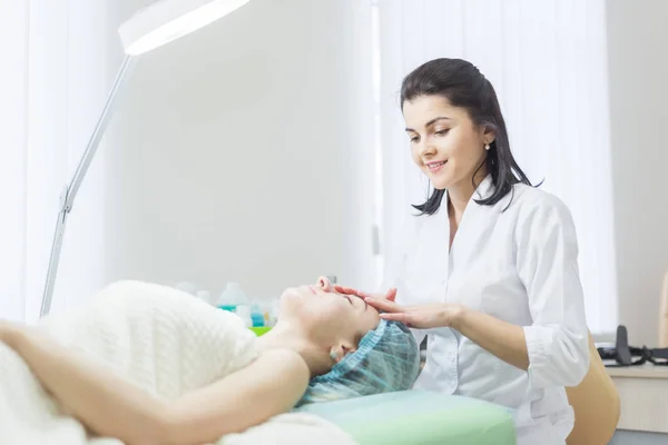 Woman receiving cleansing therapy — Stock Photo, Image