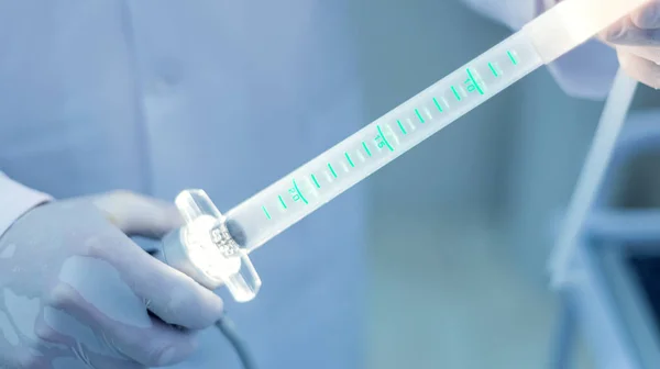 Proktoloğa holding anoscope