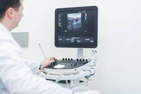 Doctor usando máquina de ultrasonido — Foto de Stock