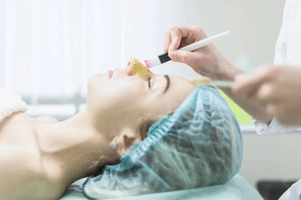 Aplicación de máscara facial de oro — Foto de Stock