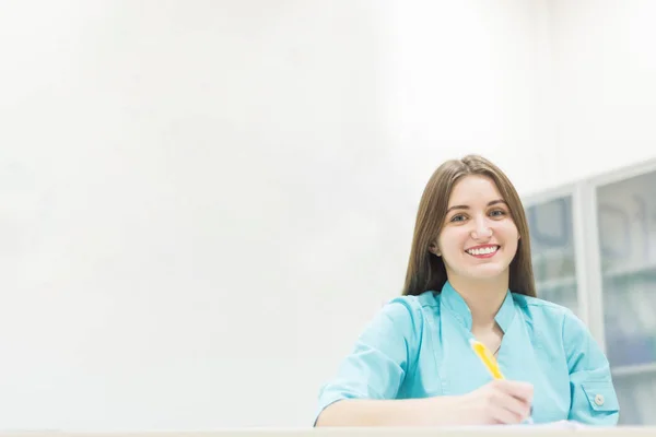 Frau hinter der Rezeption — Stockfoto