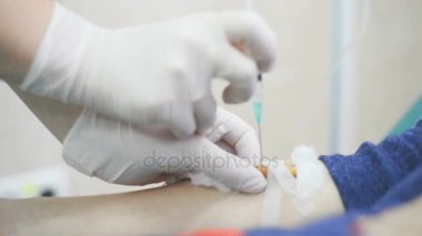 Şırıngayla enjeksiyon yapma doktor