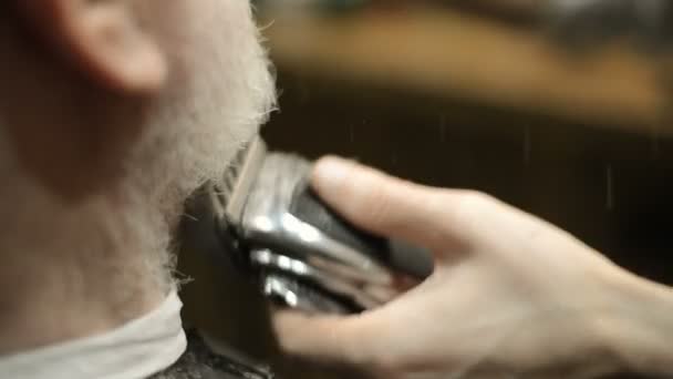 Corte de cabelo de homem na barbearia — Vídeo de Stock