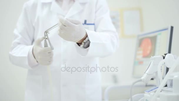 Proctologist drží Ligador hemorroidal — Stock video