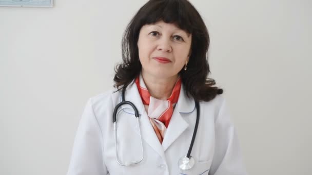 Médico femenino de mediana edad — Vídeo de stock
