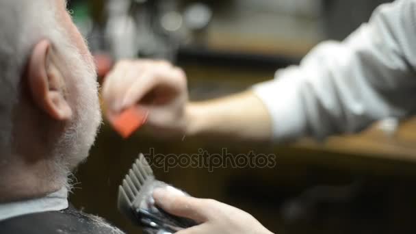 Бородатого мужчину брили в парикмахерской — стоковое видео