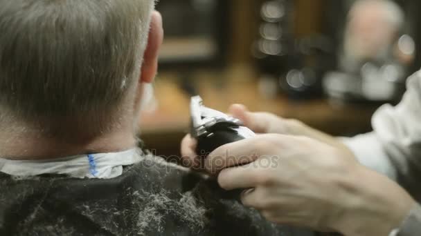 Skäggig man att bli rakad på barbershop — Stockvideo