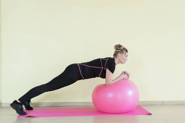 Mulher usando bola de exercício — Fotografia de Stock