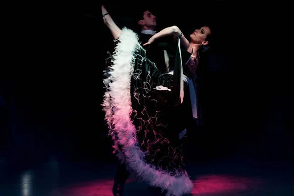 Latino dancers in ballroom — Stock Photo, Image