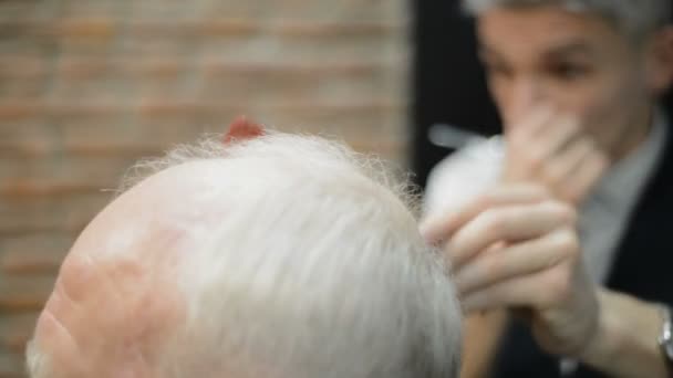 Mannen frisyr på barbershop — Stockvideo