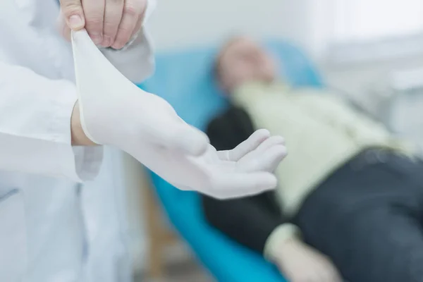 Doktor giyen lastik eldiven