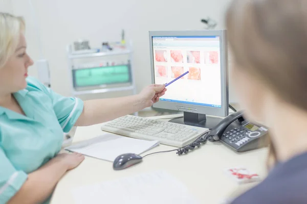 Médecins discutant des rapports de test à l'écran — Photo