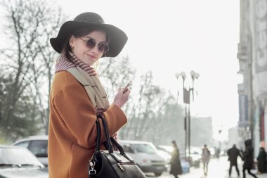 sonbahar sokak kadını