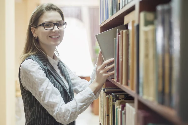 Chica en la sala de la biblioteca — Foto de Stock
