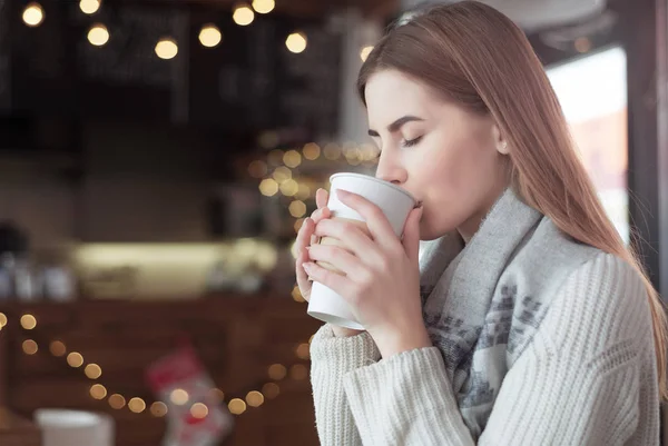 Donna che beve caffè in un caffè — Foto Stock