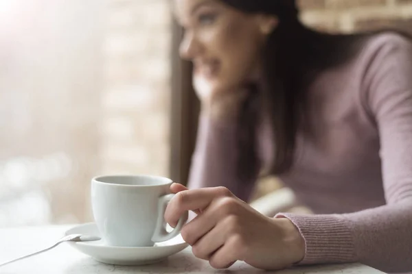 Женщина пьет кофе в кафе — стоковое фото
