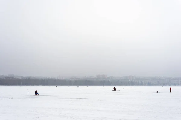 凍った湖の上の漁師 — ストック写真
