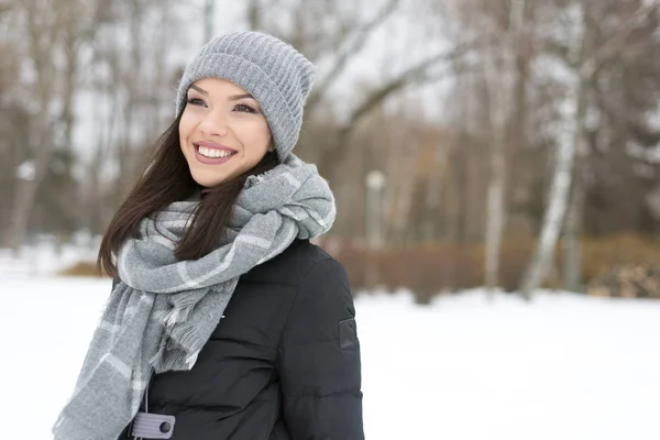 Dívka v zimním parku Stock Snímky