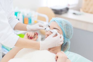 Şevval Özçelik Güzellik koruyucu gözlük hastaya koyar.