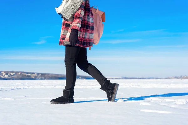 冬の公園で歩いている女性の足 — ストック写真