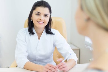 kadın doktor Bayan hasta ile