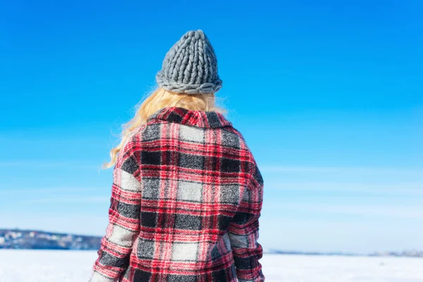 Woman on sunny day in winter park — Stock Photo, Image