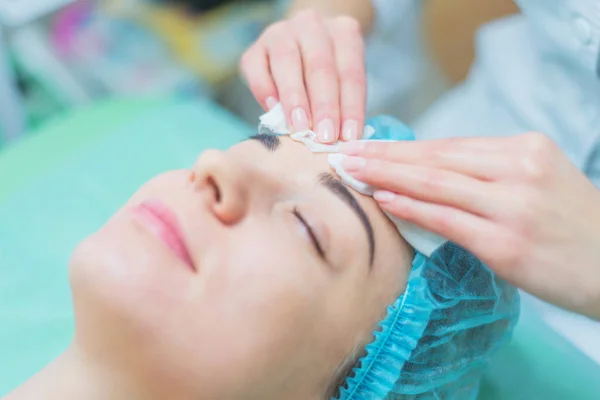 Mujer que recibe terapia de limpieza — Foto de Stock