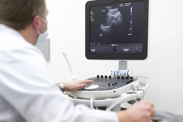 Doctor usando máquina de ultrasonido —  Fotos de Stock
