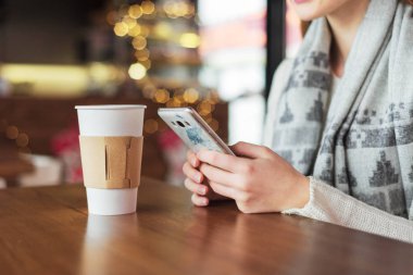 Cep telefonu kullanan genç kadın.