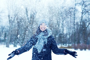 Kadın güneşli kış park