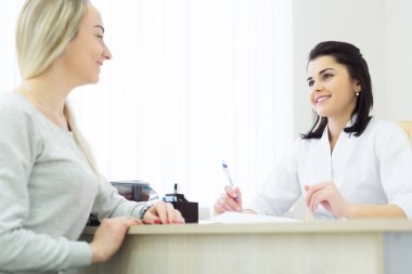 kadın doktor Bayan hasta ile