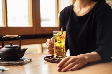 Kafede Çay İçen Kadın