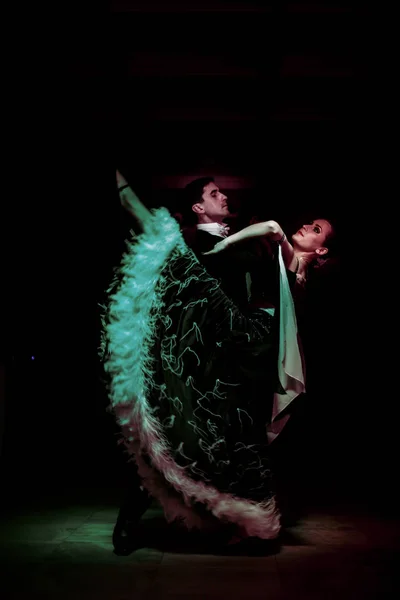 Танцоры-латиноамериканцы в бальном зале — стоковое фото