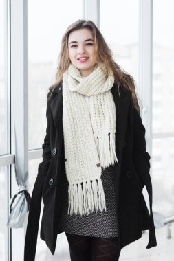 güzel genç kadın pencere tarafından