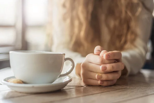 Donna che beve il tè nel caffè — Foto Stock