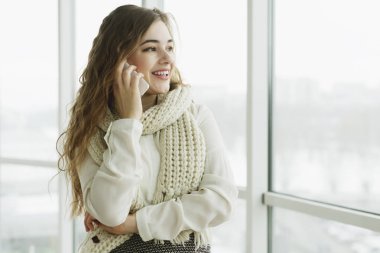 pencere telefonla kadınla