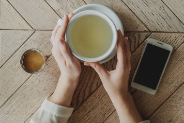 Kafede Çay İçen Kadın